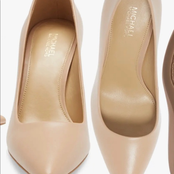Dorothy Flex Pump
MICHAEL MICHAEL KORS
Light Blush Leather Size 7 - Picture 5 of 6